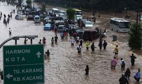 Banjir menggenangi kawasan Jalan Sudirman, Jakarta, Kamis (17/1). 