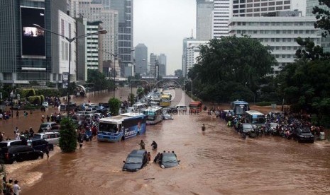   Banjir menggenangi kawasan Jalan Sudirman, Jakarta, Kamis (17/1).  (Republika/Yasin Habibi)