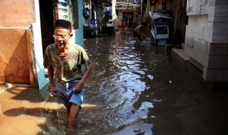 Banjir menggenangi kawasan Kampung Pulo, Jakarta