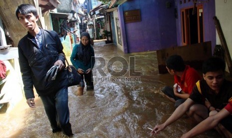 Banjir menggenangi pemukiman di kawasan Bukit Duri, Jakarta, Kamis (8/8).  (Republika/ Yasin Habibi)