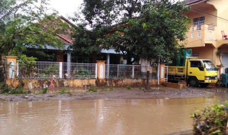 Banjir menggenangi sejumlah titik di Kelurahan Sadis, Kota Bima, Nusa Tenggara Barat, Sabtu (24/12). 