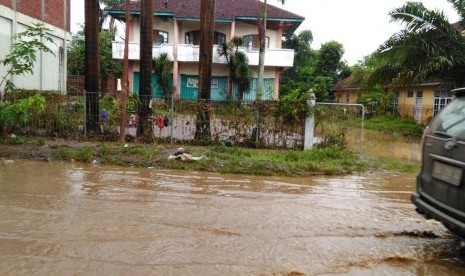 Banjir menggenangi sejumlah titik di Kelurahan Sadia, Kota Bima, Nusa Tenggara Barat, Sabtu (24/12).