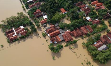 Banjir merendam Desa Kebangkerep, Sragi, Kabupaten Pekalongan, Jawa Tengah.