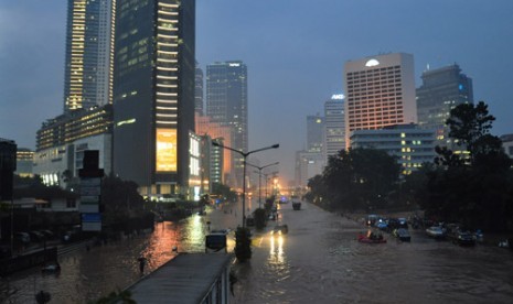 Banjir merendam kawasan Jalan Sudirman, Jakarta Pusat, Kamis (17/1).