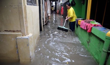 Banjir merendam kawasan pemukiman Kampung Melayu Besar, Jakarta, Rabu (29/1).    (Republika/Prayogi)