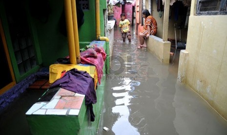 Banjir merendam kawasan pemukiman Kampung Melayu Besar, Jakarta, Rabu (29/1).    (Republika/Prayogi)