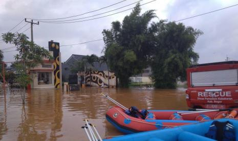 Banjir merendam Perumahan Grand Mekarsari Residence Cileungsi, Kabupaten Bogor, sejak Jumat (19/2) dini hari. 