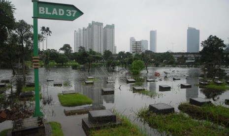 Banjir merendam sejumlah makam di TPU Karet Bivak, Jakarta Pusat, Kamis (23/1).  (Republika/Rakhmawaty La'lang)