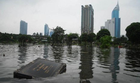 Banjir merendam sejumlah makam di TPU Karet Bivak, Jakarta Pusat, Kamis (23/1).  (Republika/Rakhmawaty La'lang)