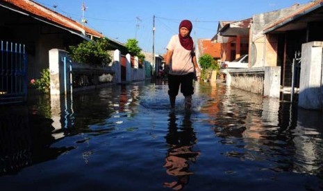 Banjir rob  (ilustrasi) Banjir rob yang diakibatkan hujan deras dan meluapnya air laut ke daratan telah memicu sebagian pesisir Kabupaten Maros dan Kota Makassar mengalami banjir. 