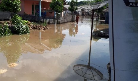 Banjir rob melanda Kecamatan Keruak dan Jerowaru di Kabupaten Lombok Timur, Nusa Tenggara Barat (NTB) pada Ahad (3/12) malam.