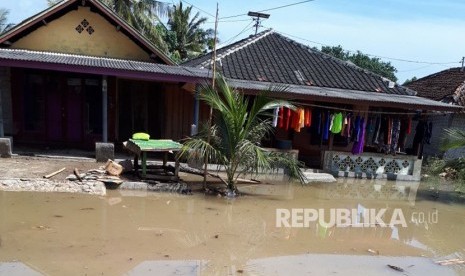 Banjir rob melanda Kecamatan Keruak dan Jerowaru di Kabupaten Lombok Timur, Nusa Tenggara Barat (NTB) pada Ahad (3/12) malam.