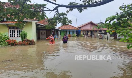 Banjir rob menerjang Desa Eretan Kulon, Kecamatan Kandanghaur, Kabupaten Indramayu, Rabu (29/1/2025). Ombak setinggi empat meter datang secara tiba-tiba dan memaksa warga untuk mengungsi. 