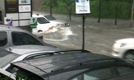 Banjir di Jalan Kemang Raya, tepatnya di depan Kemchick