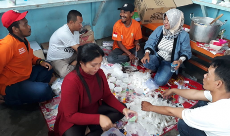 Banjir Sentani. Relawan Baznas dan Rina Yulyana menyiapkan sarapan pagi bubur sumsum untuk para warga yang terdampak bencana banjir bandang di Sentani, Jayapura, Papua, Kamis (21/3).