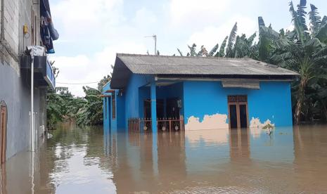 Banjir setinggi 1,5 cm di Kampung Lebak, Kelurahan Teluk Pucung, Kecamatan Bekasi Utara, Kota Bekasi. 