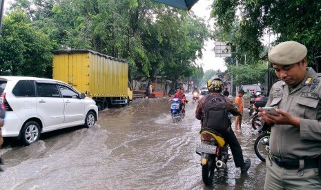 Banjir setinggi 20-30 cm di Jalan Swadarma yang menjadi akses menuju Jalan Ciledug Raya, Jakarta Selatan, Jumat (17/3).