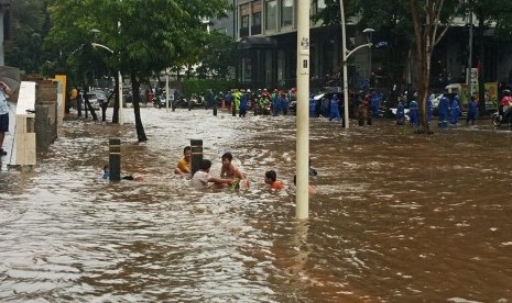 Banjir setinggi 30 - 50 sentimeter menggenangi Jalan Kemang Raya, Jakarta Selatan. Selasa (25/2). 