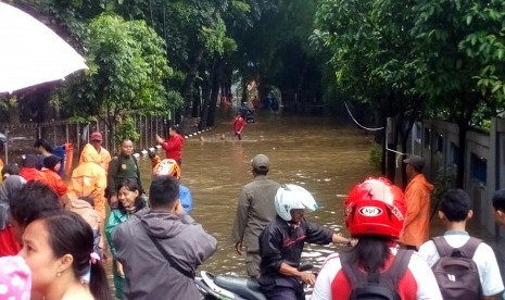 Banjir setinggi satu meter menggenangi jalan Pusdiklat Depnaker, Makasar, Jakarta Timur, Kamis (21/4). 