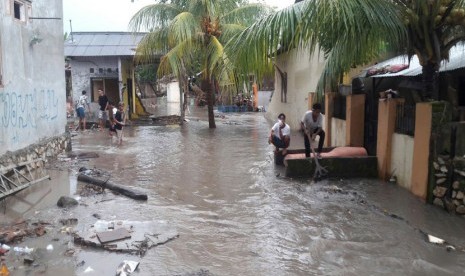 Banjir susulan kembali melanda Kota Bima akibat hujan deras dan meluapnya sungai Padolo pada Jumat (13/1). Sejumlah warga mengungsi ke masjid.