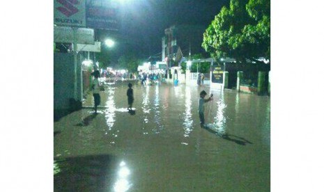 Banjir susulan kembali melanda Kota Bima akibat hujan deras dan meluapnya sungai Padolo pada Jumat (13/1). Sejumlah warga mengungsi ke masjid.