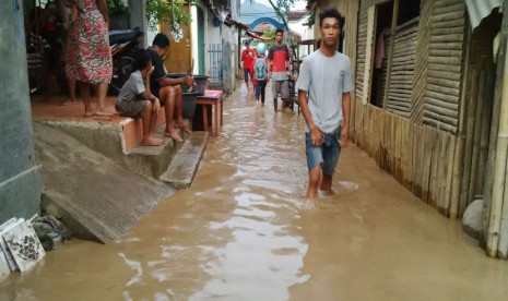 Banjir susulan kembali melanda Kota Bima akibat hujan deras dan meluapnya sungai Padolo pada Jumat (13/1). Sejumlah warga mengungsi ke masjid.