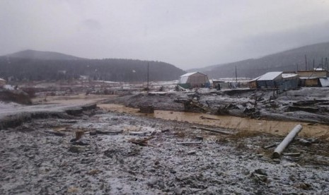  Banjir terjadi setelah bendungan jebol di tambang emas dekat Sungai Seiba, Desa Shchetinkino, Krasnoyarsk, Rusia, Sabtu (19/10).