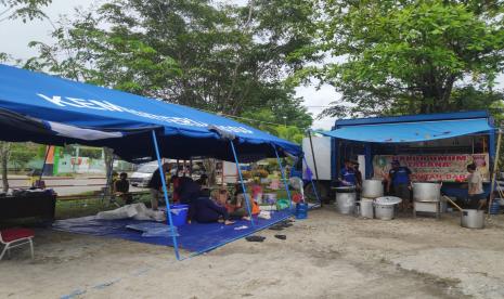 Banjir yang berlangsung selama 12 hari di Kabupaten Sintang membuat aktivitas warga lumpuh, akses keluar masuk pemukiman hanya bisa di lalui menggunakan sampan. Hingga hari ini (02/11) debit air semakin bertambah akibat kiriman dari hulu sungai melawi dan sungai Kapuas. 