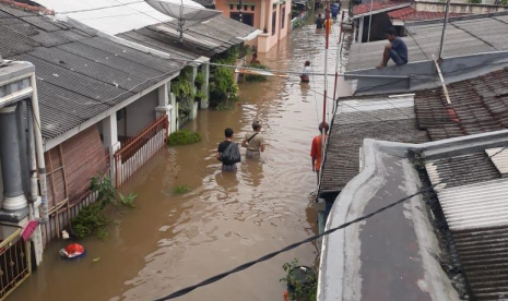 Banjir yang hingga kini belum surut mengubah suasana di Perumahan Bumi Bekasi Baru Utara Rt03Rw 09 Blok V, Kelurahan Sepanjang Jaya, Kecamatan Rawa Lumbu, Kota Bekasi, Selasa (25/2) 