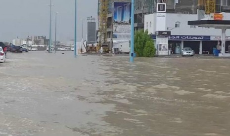 Banjir yang melanda kota Jeddah, Arab Saudi, Selasa (17/11).