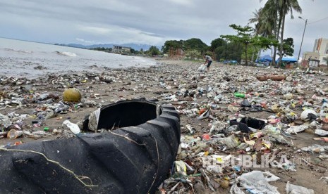 Banjir yang melanda Kota Padang pada Sabtu (9/9) kemarin menyisakan tumpukan sampah di sepanjang pantai.