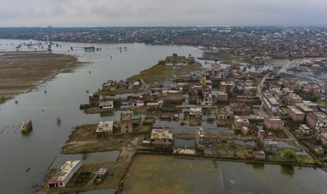 Banjir yang melanda negara bagian Uttar Pradesh di bagian utara India, Sabtu (28/9).