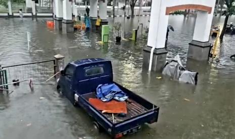 Banjir yang menggenang area parkir Stasiun Semarang Tawang, Kota Semarang, Jawa Tengah, Sabtu (31/12) pagi. Seluruh kereta jarak jauh harus memutar melalui jalur selatan akibat banjir Semarang.