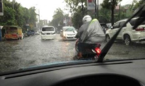 Banjir yang menggenangi kawasan Kemang pada pukul 17.30 Wib, Rabu (1/5).