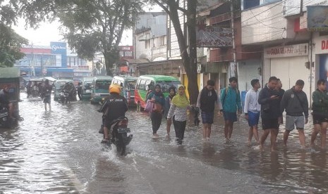 Banjir yang merendam akses jalan di Dayeuhkolot-Banjaran mulai menurun dari hari sebelumnya. Meski begitu air masih tinggi dan brlum bisa dilintasi kendaraan roda dua dan empat, Rabu (10/4).