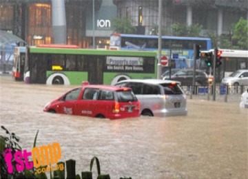 Banjir di persimpangan Orchid Road