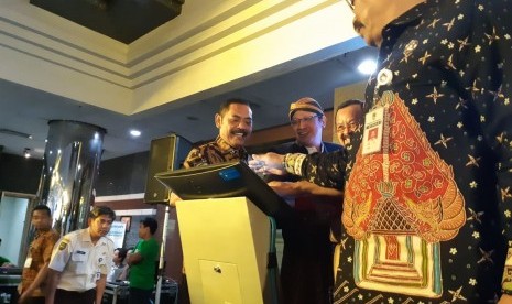 Bank BCA Kantor Cabang Solo sudah bisa melayani pembayaran pajak daerah warga Kota Solo. Peluncuran layanan tersebut dilakukan oleh Wali Kota Solo FX Hadi Rudyatmo di BCA KCU Slamet Riyadi, Solo, Senin (28/10). 