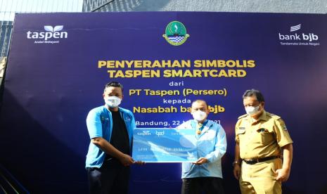 Bank bjb bekerja sama dengan PT Taspen (Persero) menggelar acara simbolis penyerahan Taspen Smartcard dari Kantor Cabang PT Taspen Bandung kepada perwakilan nasabah bank bjb. Acara tersebut digelar di outlet bjb Precious, Jalan Teuku Umar, Kota Bandung, Senin (22/3).