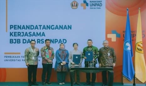 bank bjb berdasarkan Surat Keputusan Rektor Nomor 412/UN6.RKT/Kep/HK/2024, ditetapkan sebagai pemenang untuk Cash Management System (CMS) RS Unpad. Setelah bank bjb terpilih, dilanjutkan penandatangan kerjasama kedua belah pihak. penandatanganan Perjanjian Kerja sama antara bank bjb dan Universitas Padjadjaran ditandatangani oleh Isa Anwari sebagai Pemimpin Divisi Hubungan Kelembagaan bank bjb dan Prof. Dr. Ida Nurlinda, S.H.,M.H sebagai Wakil Rektor Bidang Sumber Daya dan Keuangan Universitas Padjadjaran.