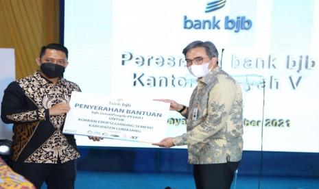 Bank bjb bersama dengan Aksi Cepat Tanggap (ACT) memberikan bantuan dalam bentuk paket pangan di enam titik distribusi.