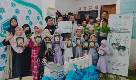 Bank BJB Cabang Letjen S Parman, Jakarta Barat, menyalurkan bantuan kepada Rumah Quran Darul Ikhlas Indonesia.