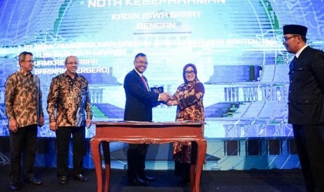  Bank BJB dan Kadin Provinsi Jabar menjalin kerja sama pemanfaatan jasa dan layanan perbankan dengan ditandai penandatanganan nota kesepahaman (MoU) kedua belah pihak di Gedung Sate, Bandung, Selasa (9/4). 