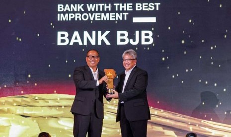 bank bjb kembali meraih penghargaan prestisius di tahun 2019, kali ini bank bjb dinobatkan sebagai Bank With The Best Improvement oleh CNBC Indonesia dalam gelaran CNBC Indonesia Award 2019 yang bertempat di The Westin Hotel, Jakarta (4/12). Penghargaan diterima langsung oleh Direktur Utama bank bjb Yuddy Renaldi. Turut hadir Founder & Chairman CT Corp. Chairul Tanjung,  Menteri Keuangan Republik Indonesia Sri Mulyani dan Wakil Presiden Republik Indonesia Periode 2014-2019 H.M. Jusuf Kalla.