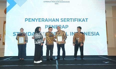 bank bjb menerima Sertifikat Penerapan Sistem Manajemen dan Produk berbasis Elektronik dari Komite Akreditasi Nasional (KAN) atas Sertifikat ISO 37301:2021 Sistem Manajemen Kepatuhan yang diterima oleh Direktur Kepatuhan bank bjb Cecep Trisna, dalam ajang Temu Nasional Lembaga Penilaian Kesesuaian dengan tema ‘Peningkatan Layanan Akreditasi Dalam Rangka Mendukung Pelaksanaan Sistem Pemerintahan Berbasis Elektronik’ yang diselenggarakan pada Kamis (25/4). 