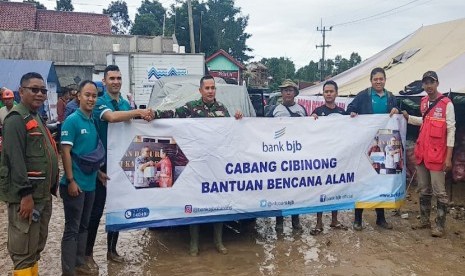 Bank BJB menyerahkan bantuan berupa paket kebutuhan logistik makanan dan pakaian yang masih sangat dibutuhkan para warga terdampak