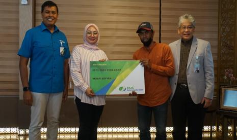 Bank BJB menyerahkan kartu BPJS Ketenagakerjaan secara simbolis ke petani.