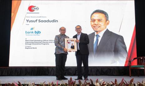 bank bjb meraih penghargaan Indonesia Best CMO Award 2024 kepada Direktur Konsumer dan Ritel bank bjb Yusuf Saadudin dari Warta Ekonomi pada Kamis (28/11/2024) di The Sultan Hotel & Residence Jakarta.