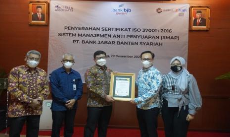  Bank bjb syariah melakukan implementasi ISO 37001:2016 Sistem Manajemen Anti Penyuapan. Penyerahan sertifikat tersebut diberikan oleh Lead Auditor PT Chesna Johny Yulfan kepada Direktur Utama bank bjb syariah Indra Falatehan yang di saksikan langsung oleh Direktur Bisnis Koko T. Rachmadi, Direktur Operasional bank bjb syariah Vicky Fitriadi dan Direktur Kepatuhan Affiaty Sofia Mantini di Kantor Pusat bank bjb syariah.