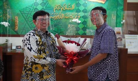  Bank bjb syariah menganggap momen Hari Pelanggan Nasional (HPN) yang diperingati setiap tanggal 4 September memiliki makna tersendiri. Tidak hanya dijalankan sebagai ajang seremonial, namun lebih dari itu, HPN ditengah pandemi Covid-19 menjadi ujian sekaligus kesempatan bagi bank bjb syariah untuk berinovasi melakukan perubahan.