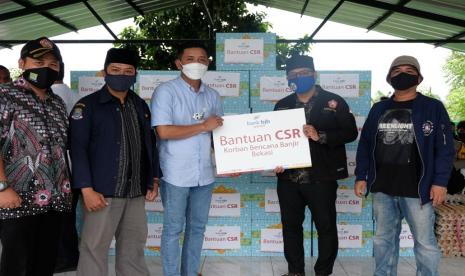 Bank bjb syariah menunjukan kepedulian kepada korban bencana banjir dengan menyalurkan bantuan CSR untuk korban bencana Banjir yang terjadi di Bekasi dan sekitarnya. Bantuan ini diserahkan secara simbolis langsung oleh Moch Roby Asmana selaku Pemimpin Desk Sekretariat Perusahaan bank bjb syariah kepada Ketua Karang Taruna Bekasi Selatan Darkam.